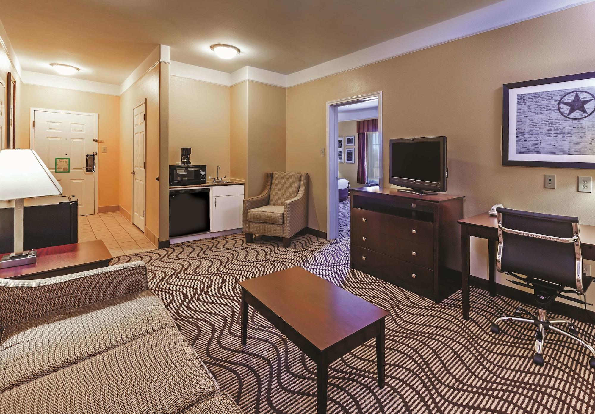 La Quinta By Wyndham Angleton Hotel Exterior photo