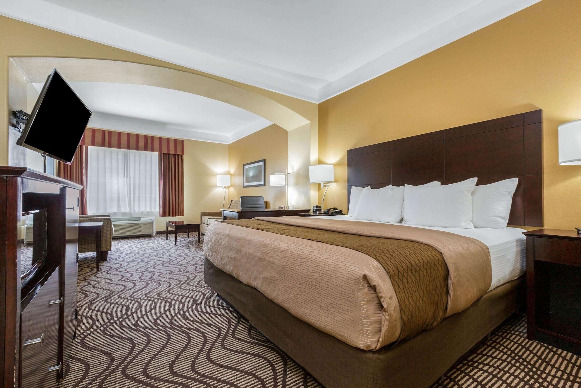 La Quinta By Wyndham Angleton Hotel Exterior photo