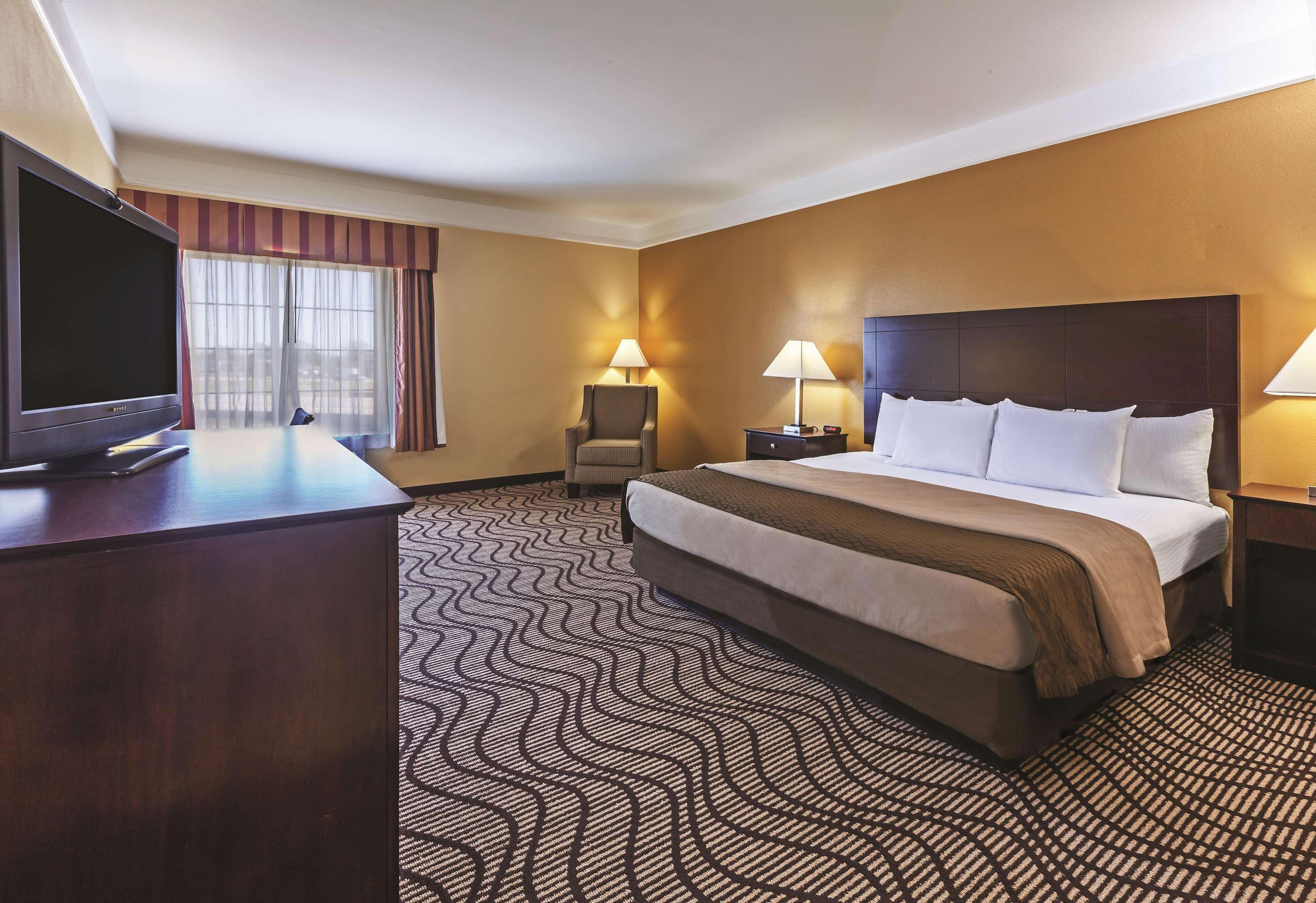 La Quinta By Wyndham Angleton Hotel Exterior photo
