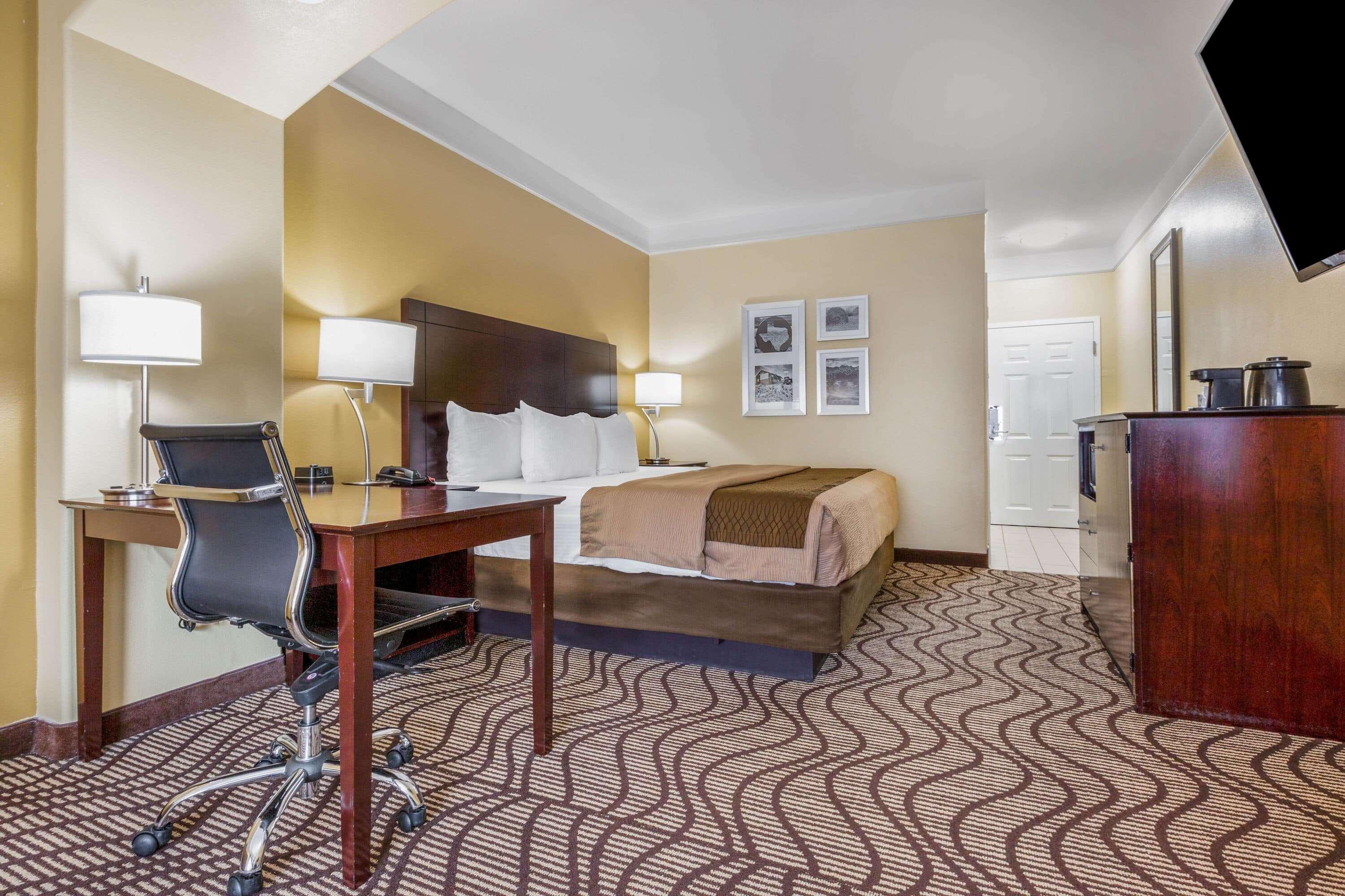 La Quinta By Wyndham Angleton Hotel Exterior photo
