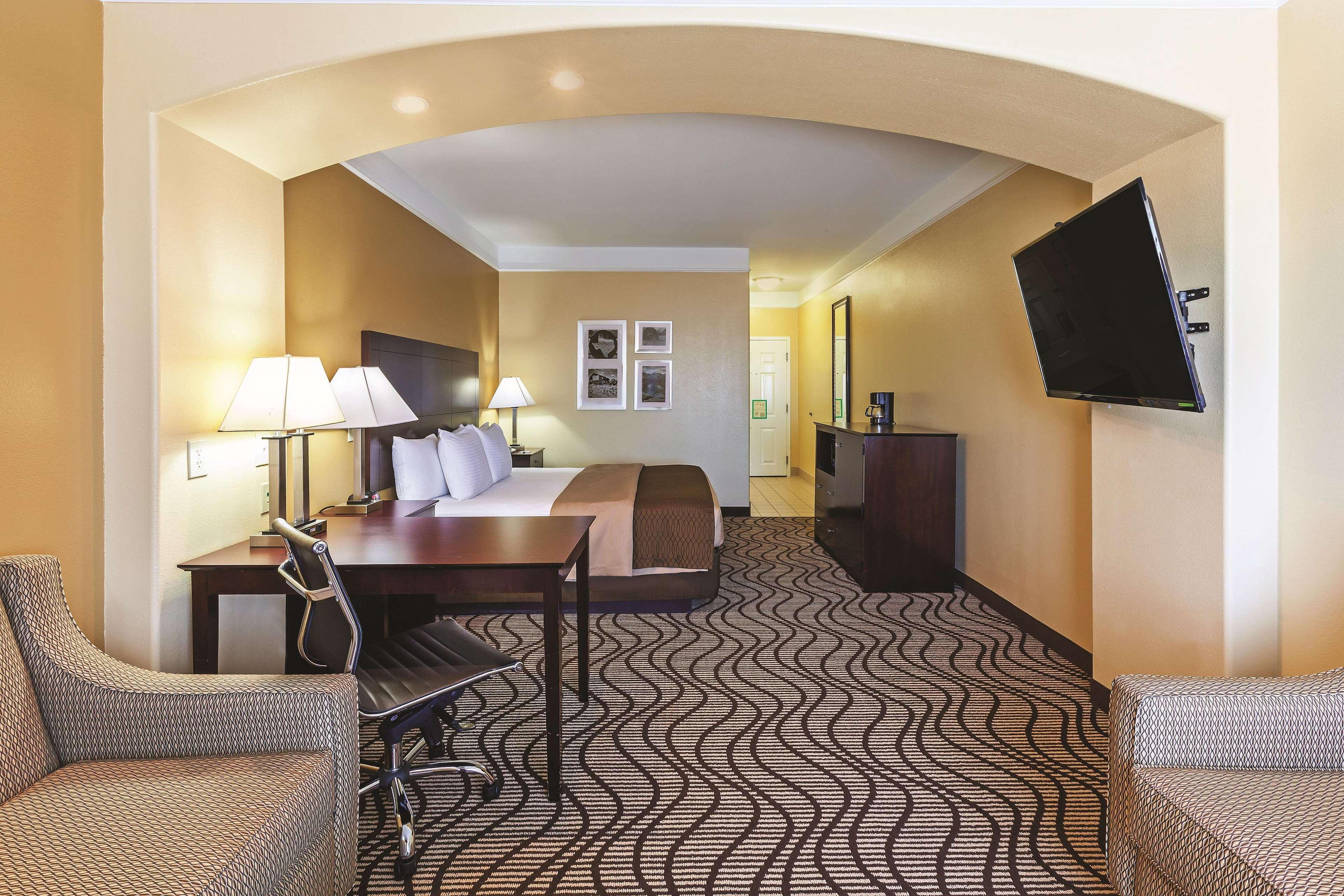La Quinta By Wyndham Angleton Hotel Exterior photo