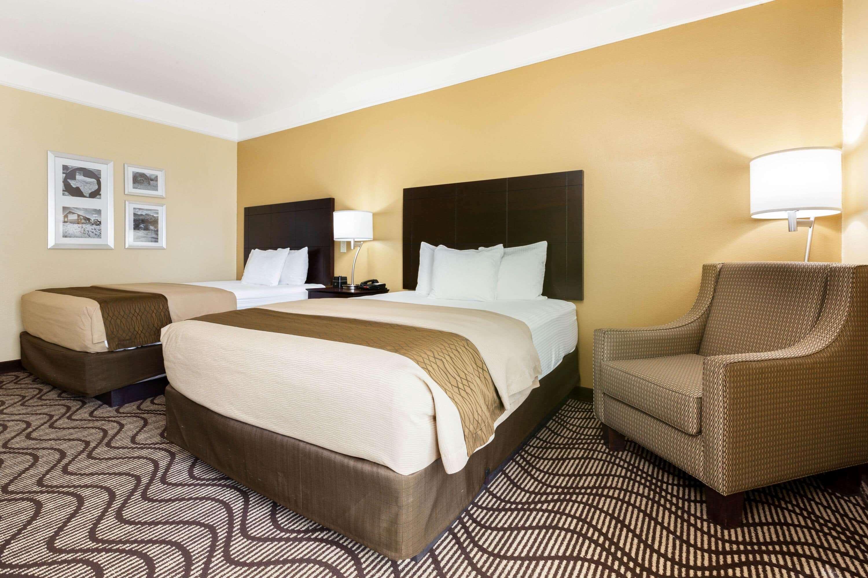 La Quinta By Wyndham Angleton Hotel Exterior photo
