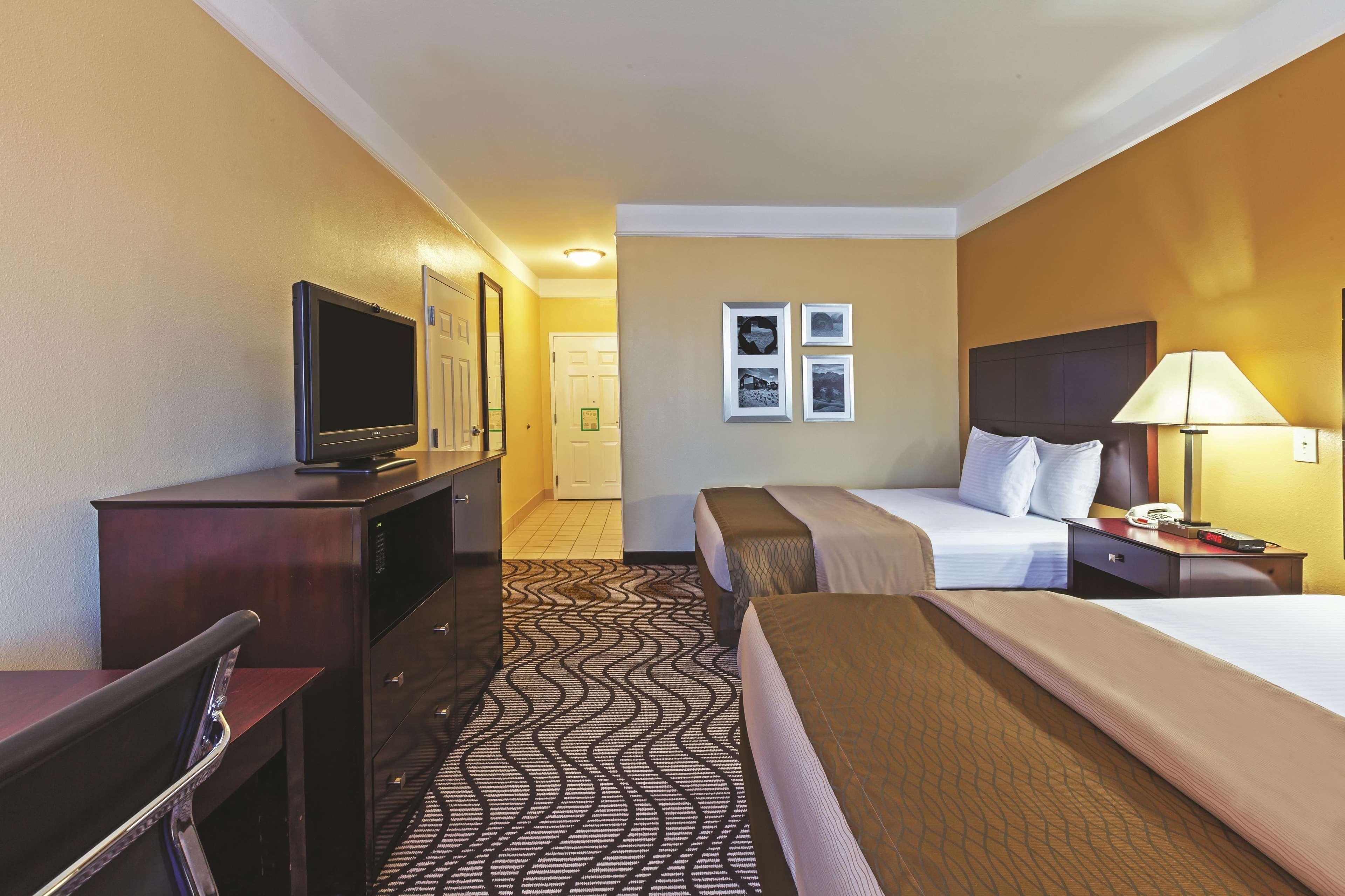 La Quinta By Wyndham Angleton Hotel Exterior photo