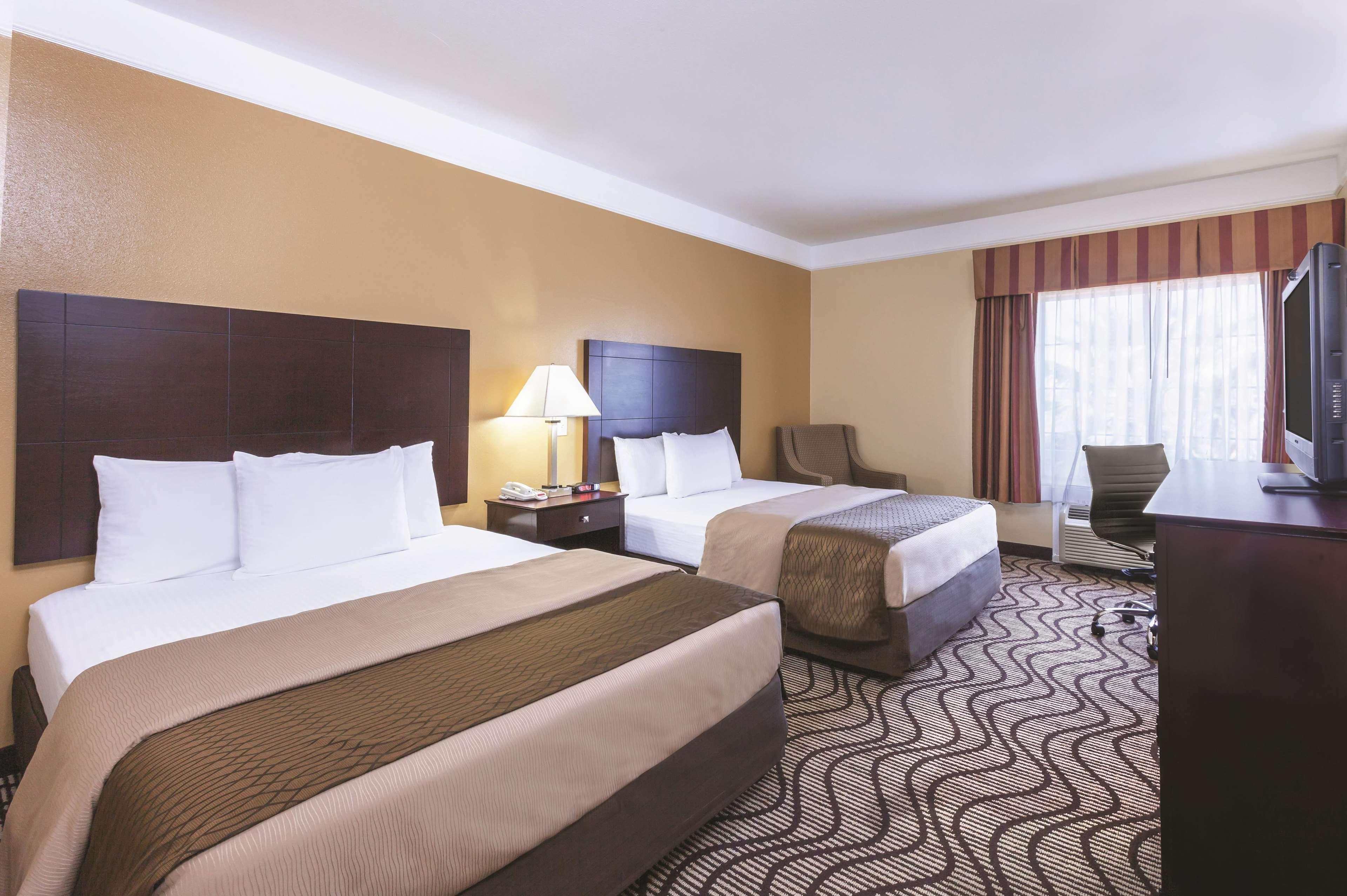 La Quinta By Wyndham Angleton Hotel Exterior photo