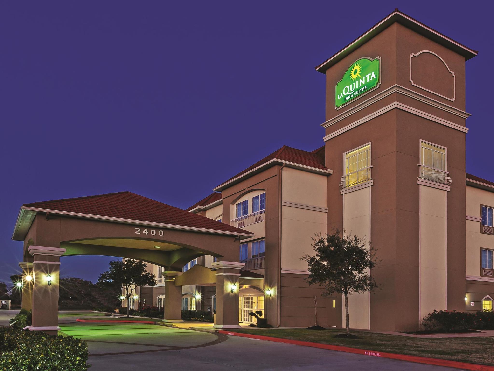 La Quinta By Wyndham Angleton Hotel Exterior photo