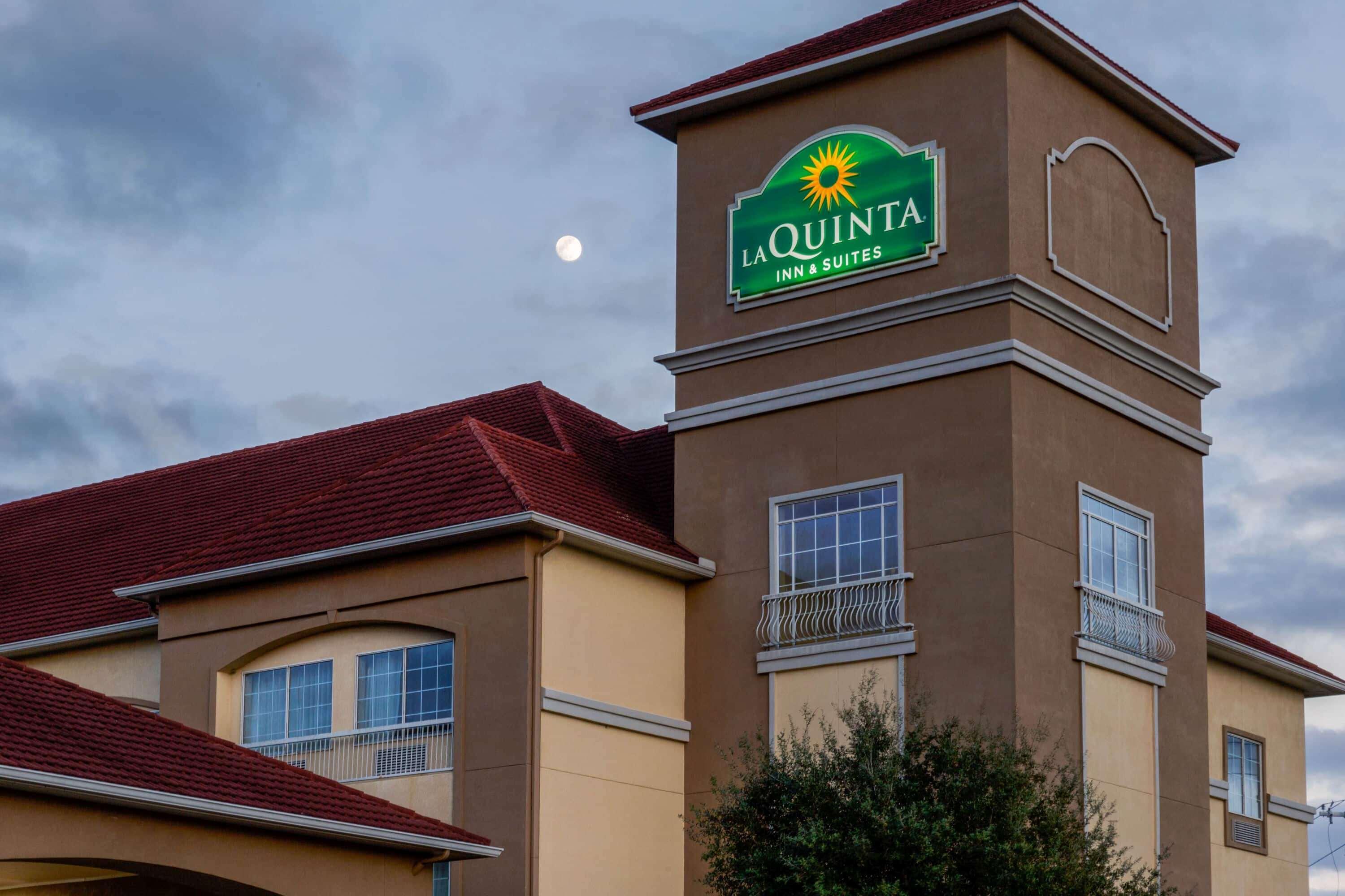 La Quinta By Wyndham Angleton Hotel Exterior photo