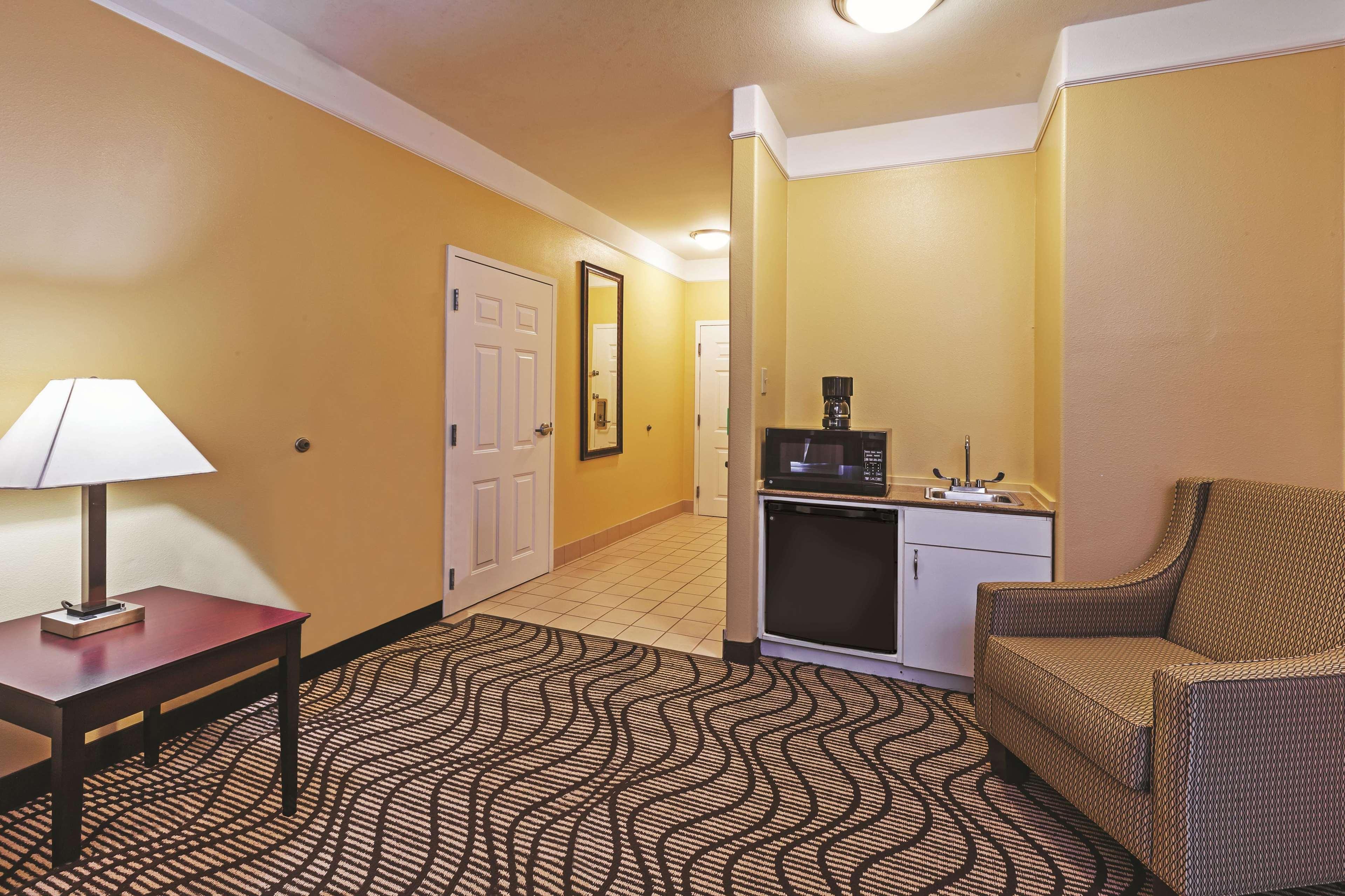 La Quinta By Wyndham Angleton Hotel Exterior photo