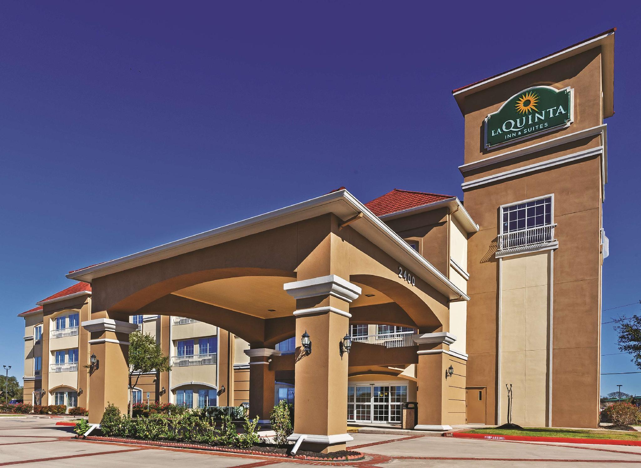 La Quinta By Wyndham Angleton Hotel Exterior photo