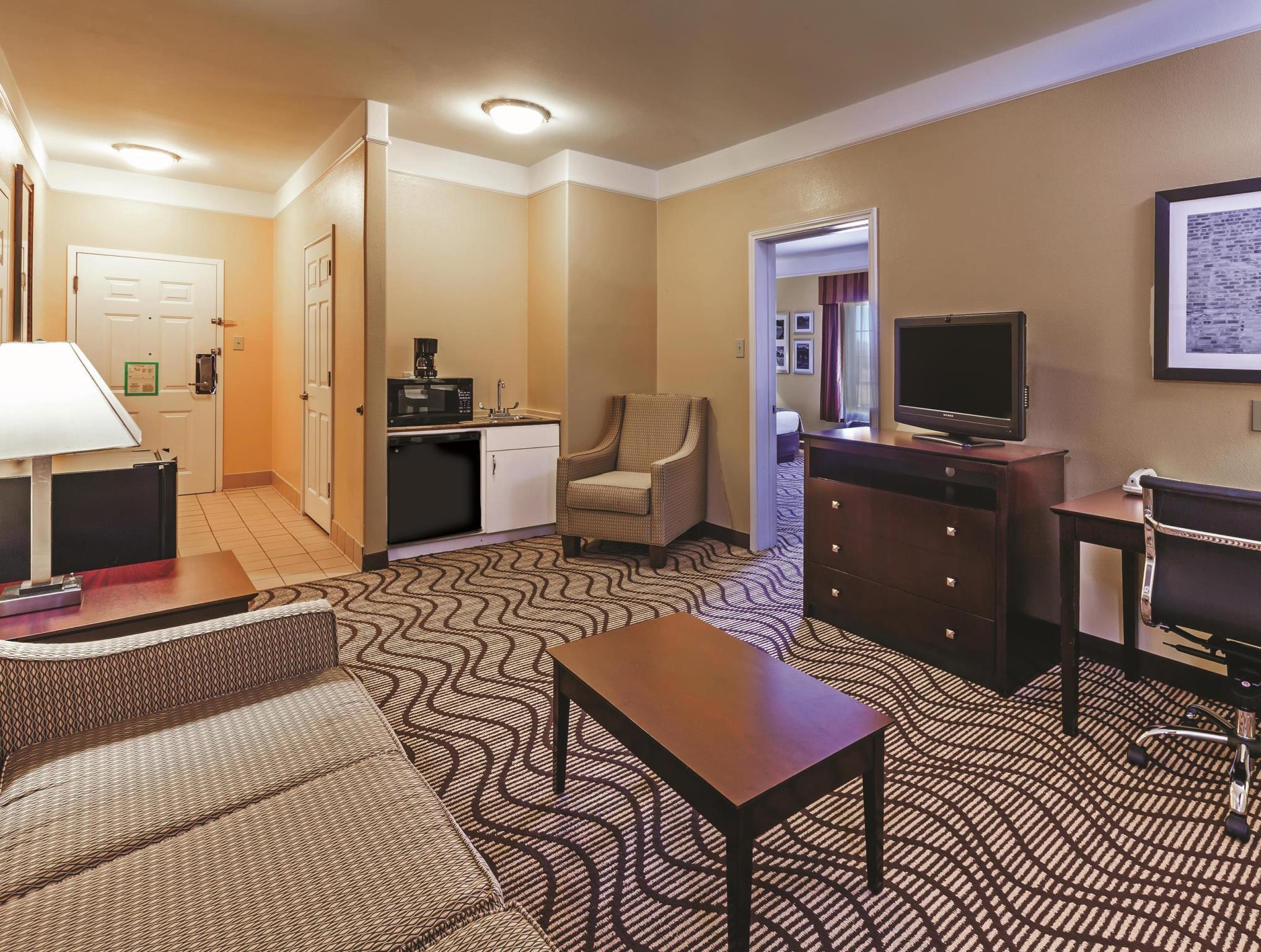 La Quinta By Wyndham Angleton Hotel Exterior photo
