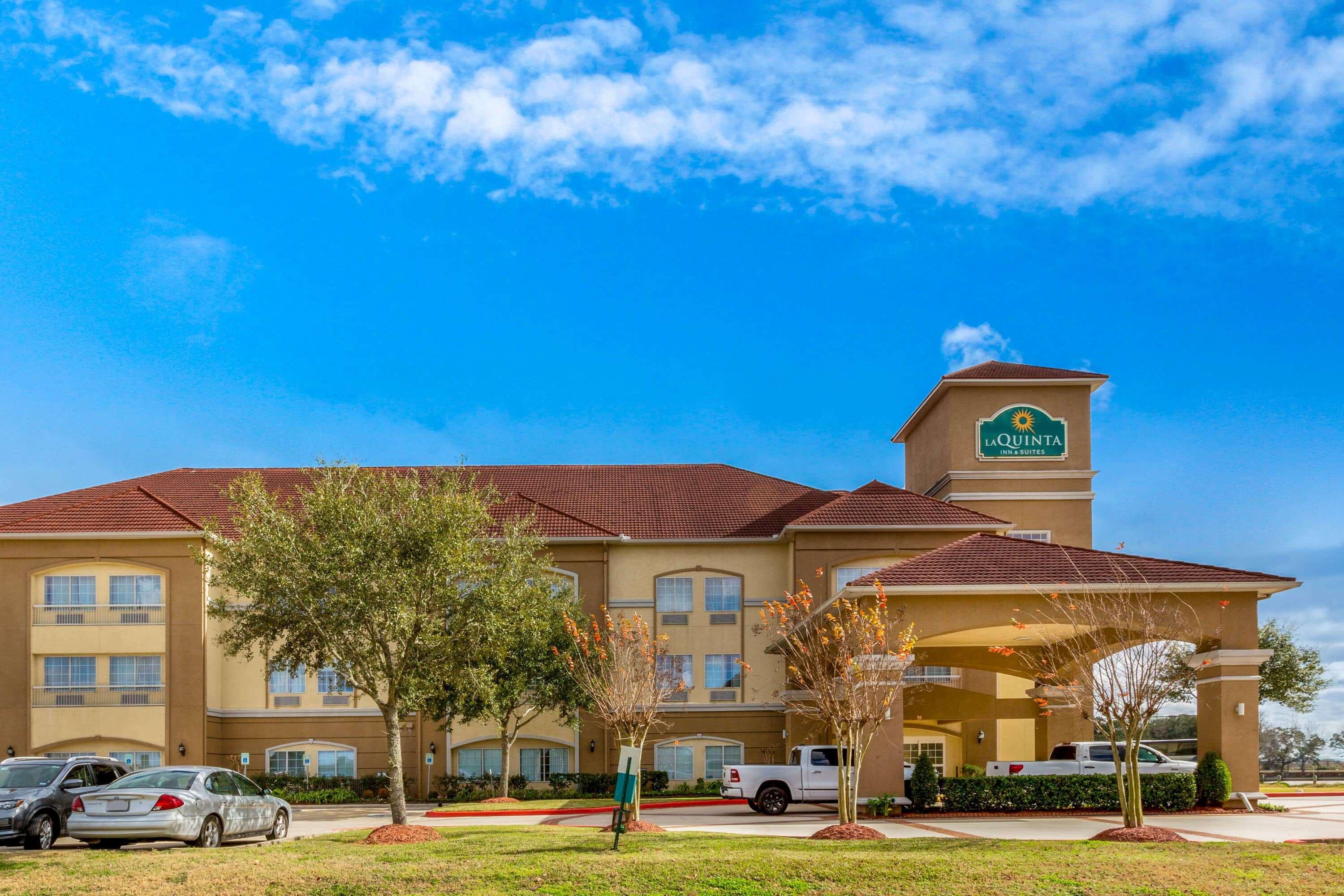 La Quinta By Wyndham Angleton Hotel Exterior photo