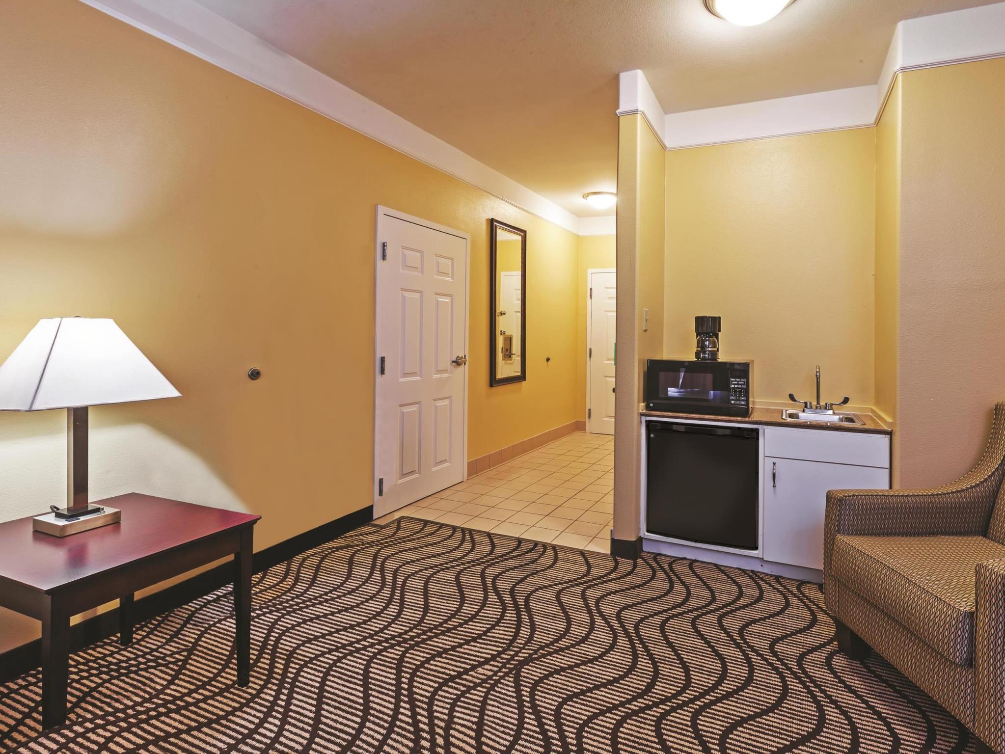 La Quinta By Wyndham Angleton Hotel Exterior photo