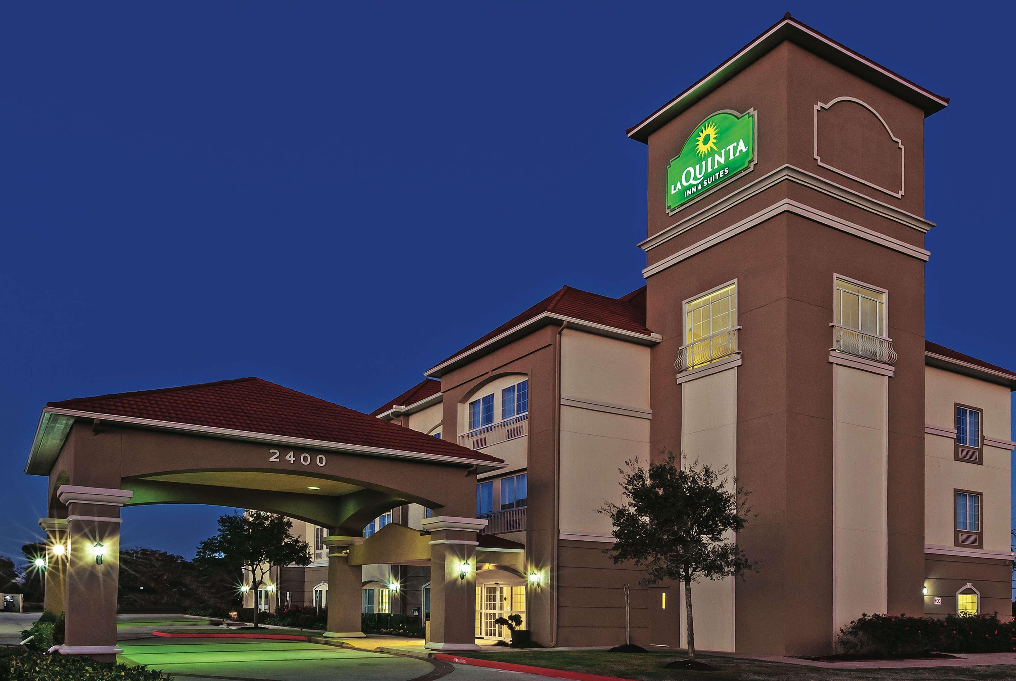 La Quinta By Wyndham Angleton Hotel Exterior photo