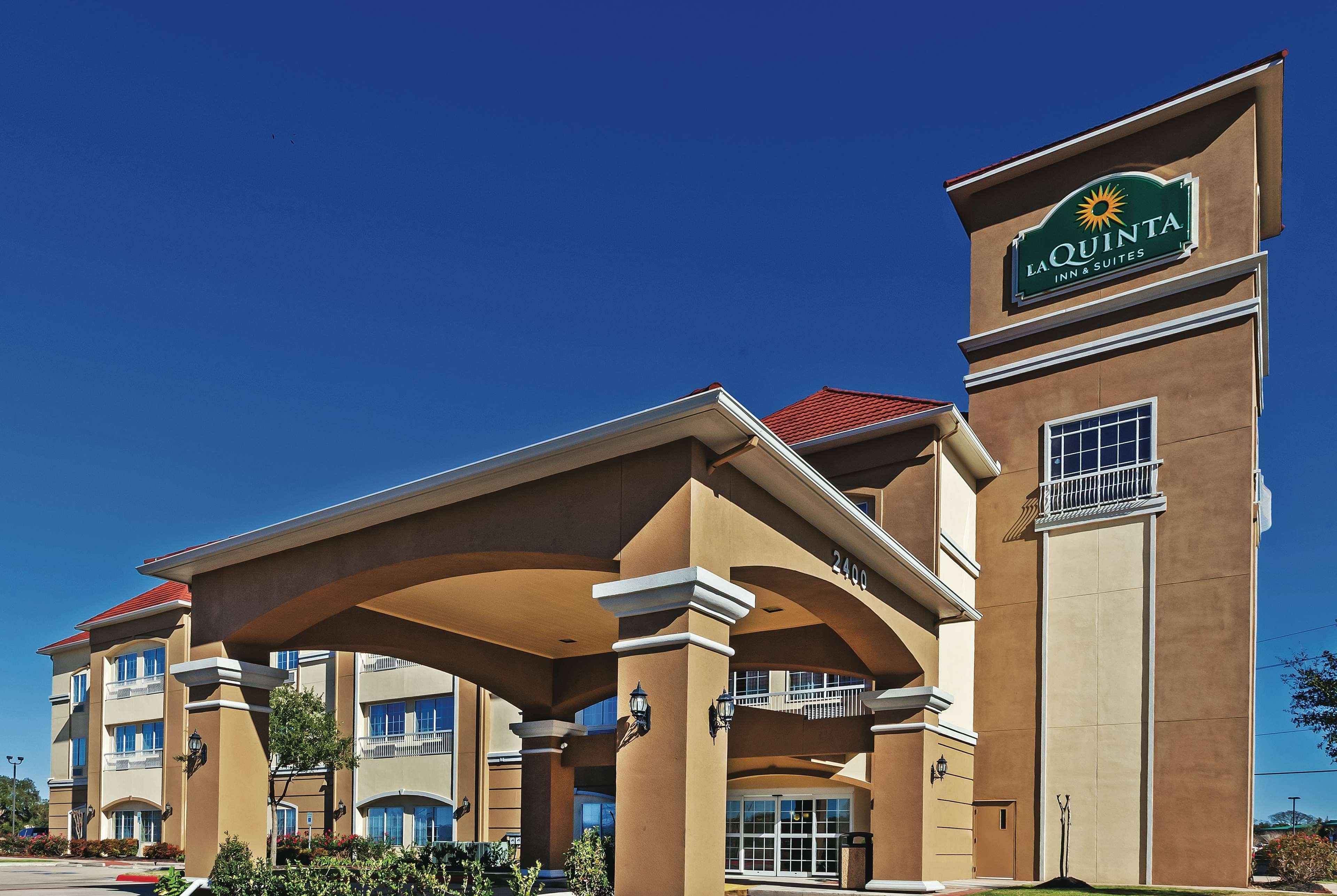 La Quinta By Wyndham Angleton Hotel Exterior photo