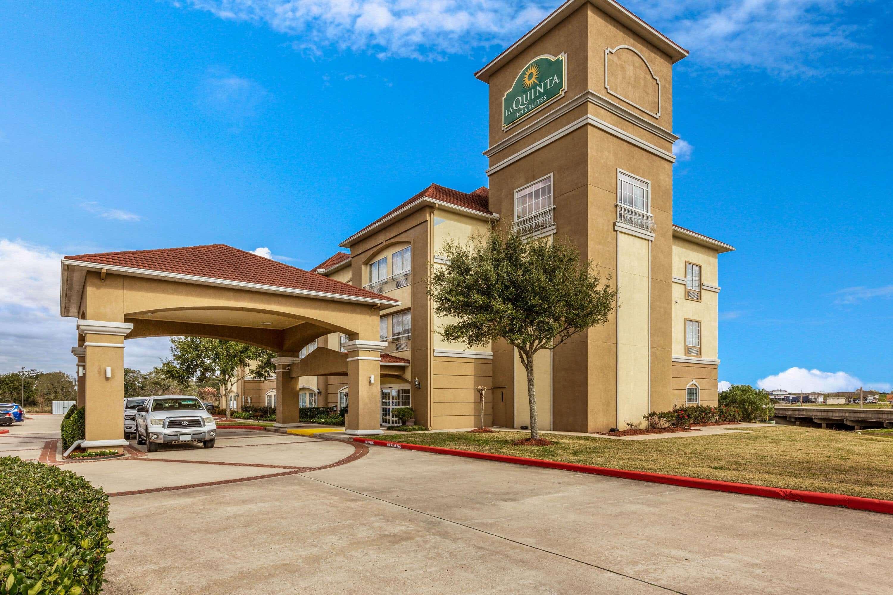 La Quinta By Wyndham Angleton Hotel Exterior photo