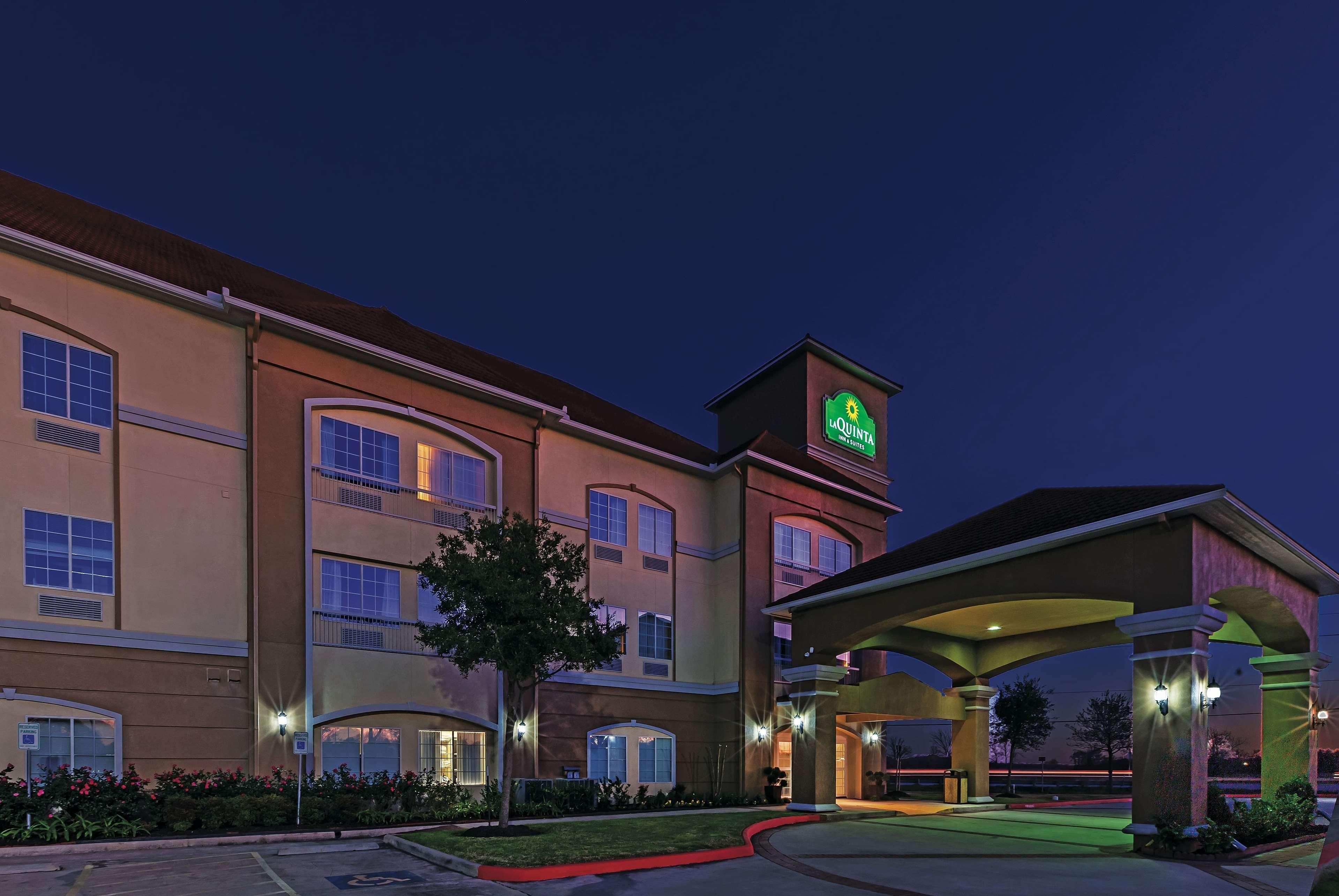 La Quinta By Wyndham Angleton Hotel Exterior photo