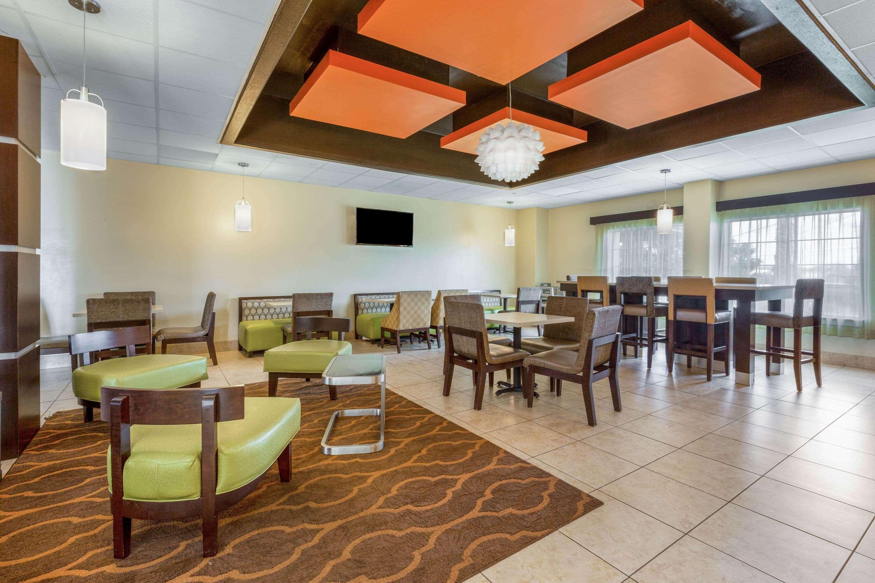 La Quinta By Wyndham Angleton Hotel Exterior photo