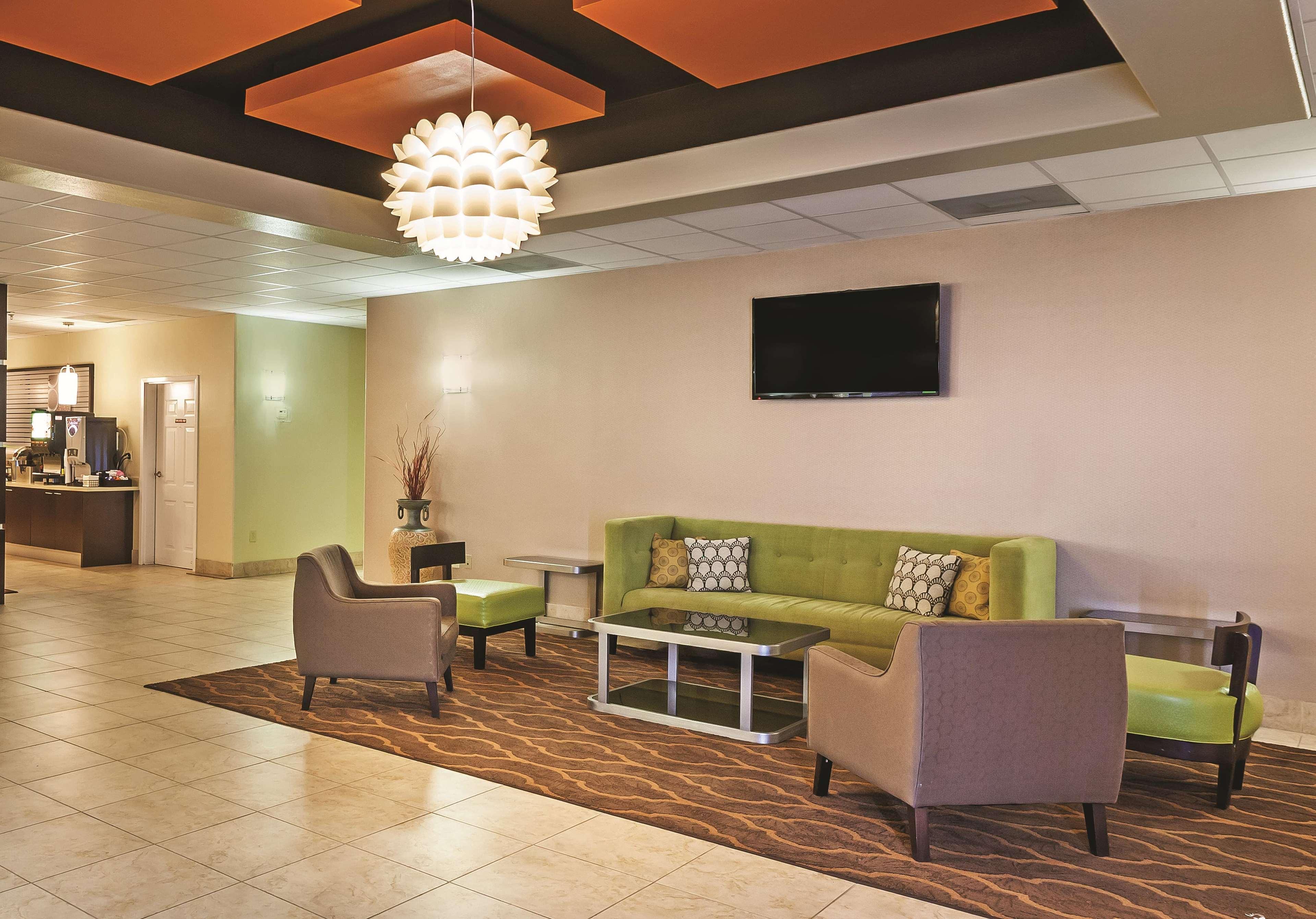 La Quinta By Wyndham Angleton Hotel Exterior photo