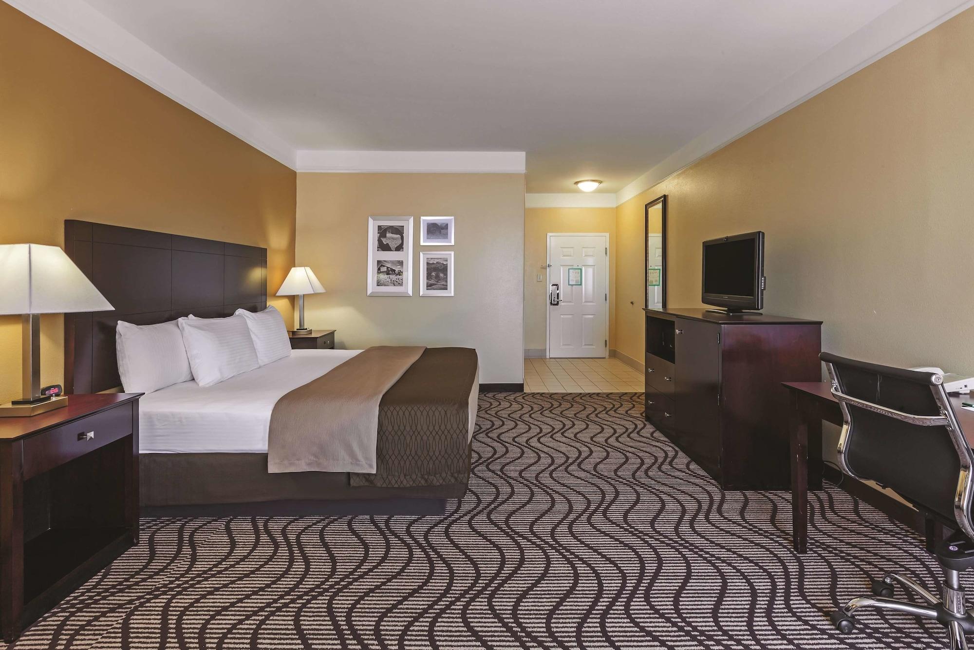La Quinta By Wyndham Angleton Hotel Exterior photo
