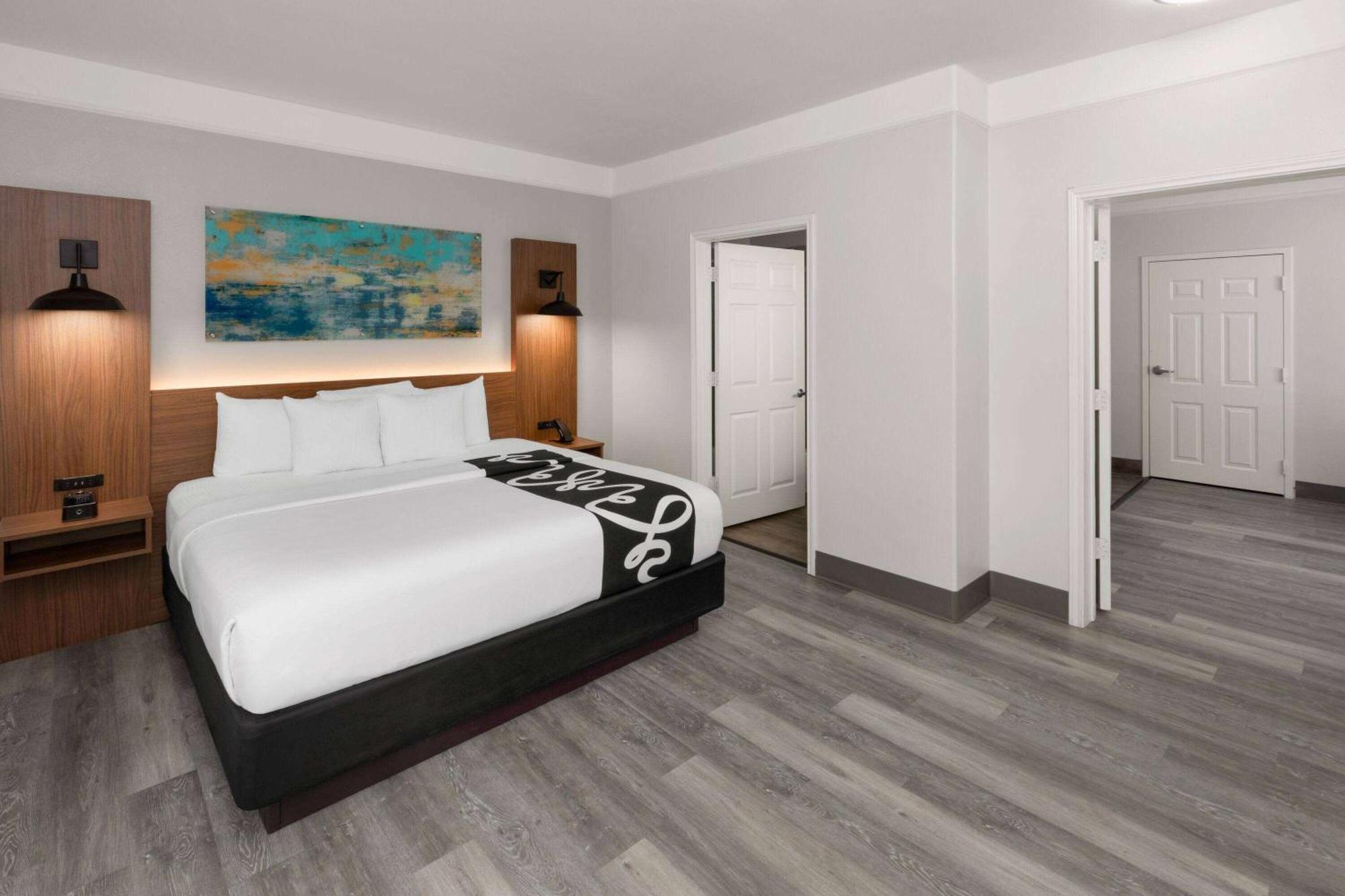 La Quinta By Wyndham Angleton Hotel Exterior photo