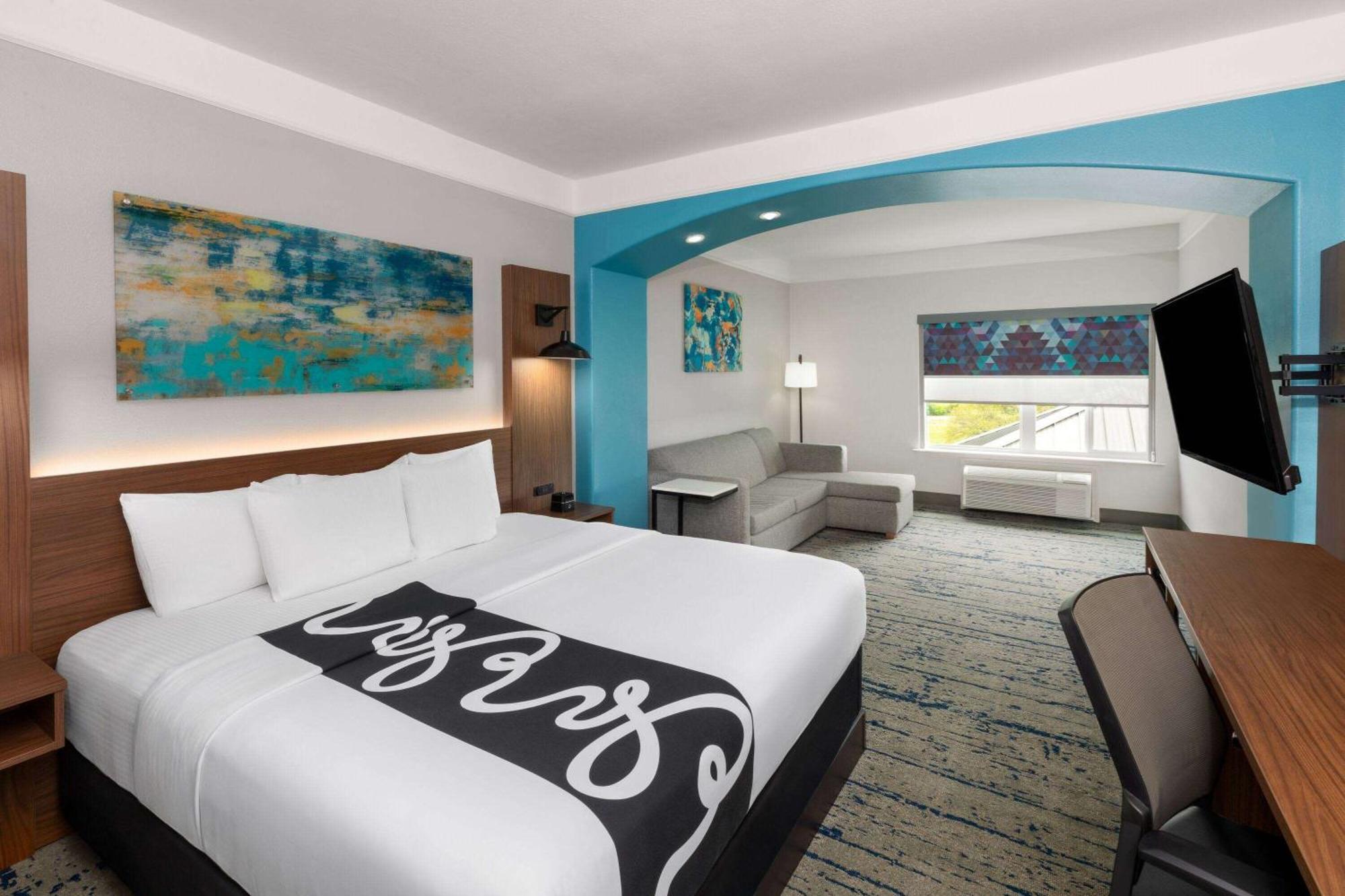 La Quinta By Wyndham Angleton Hotel Exterior photo