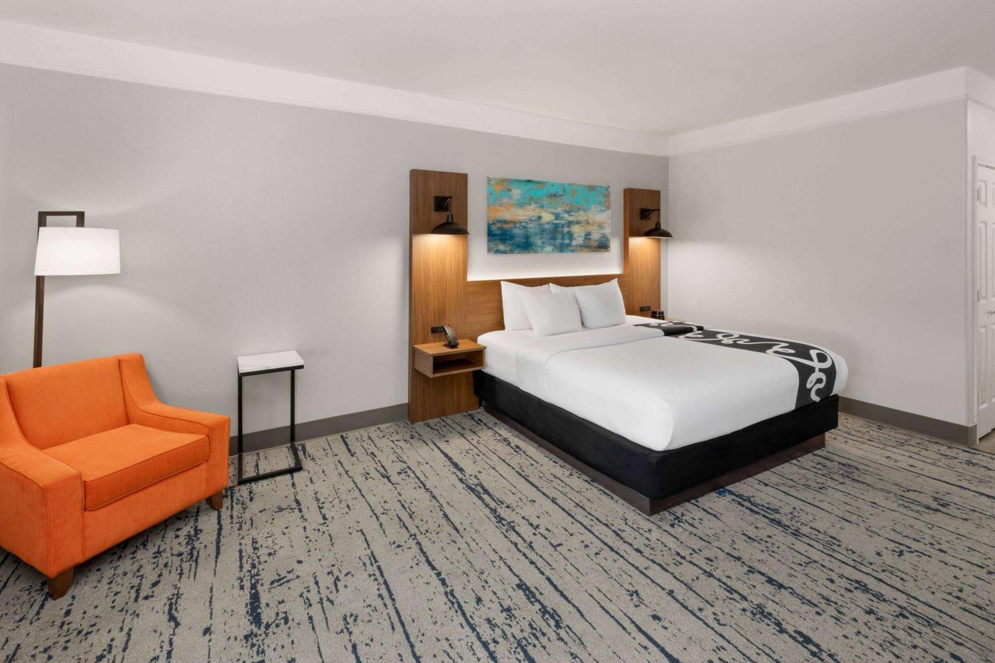 La Quinta By Wyndham Angleton Hotel Exterior photo