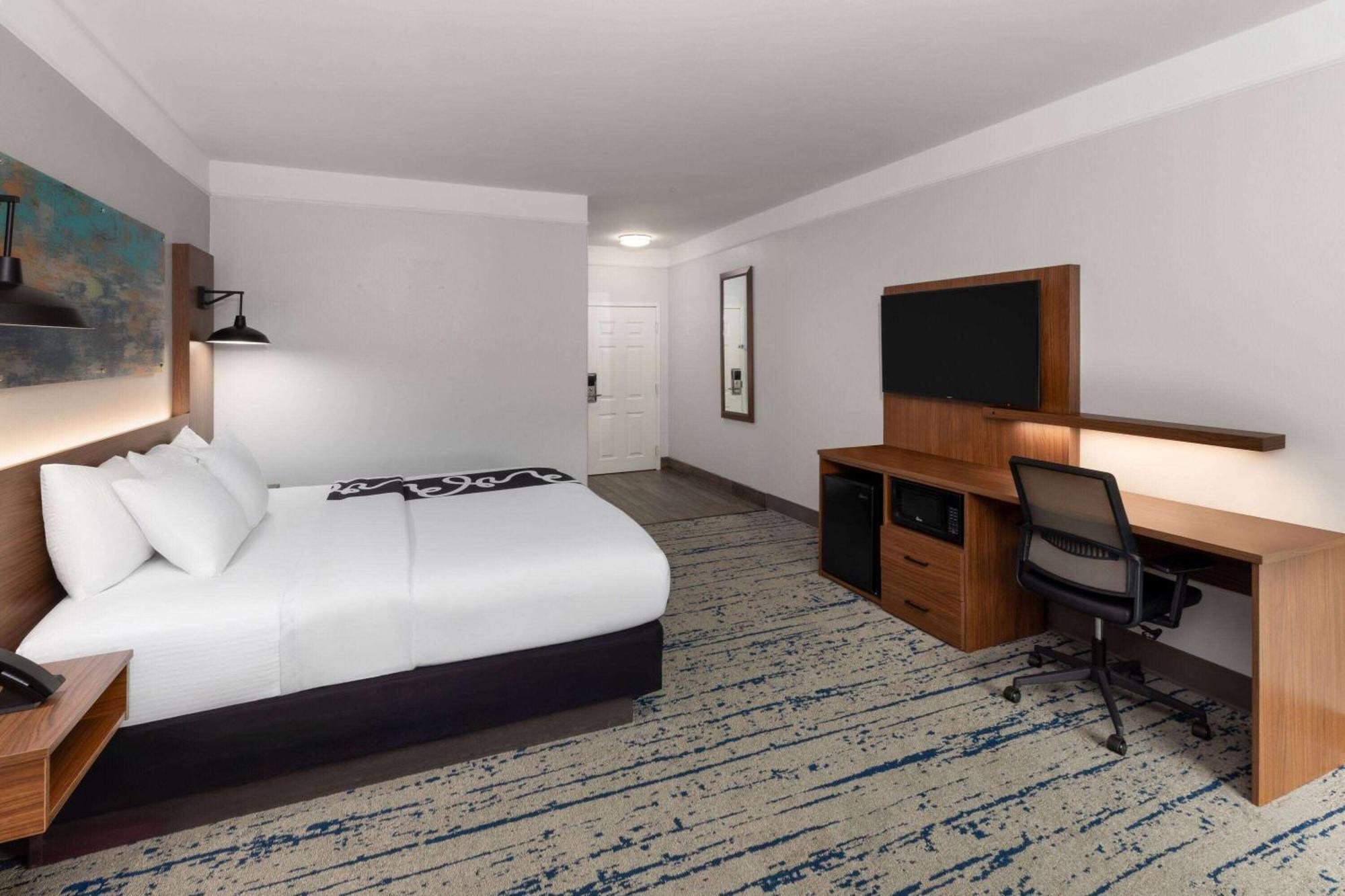 La Quinta By Wyndham Angleton Hotel Exterior photo
