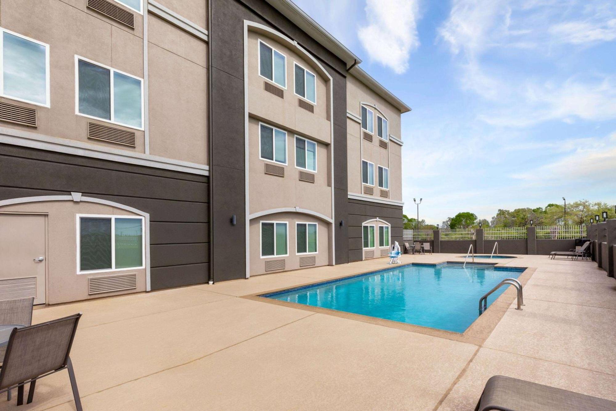 La Quinta By Wyndham Angleton Hotel Exterior photo