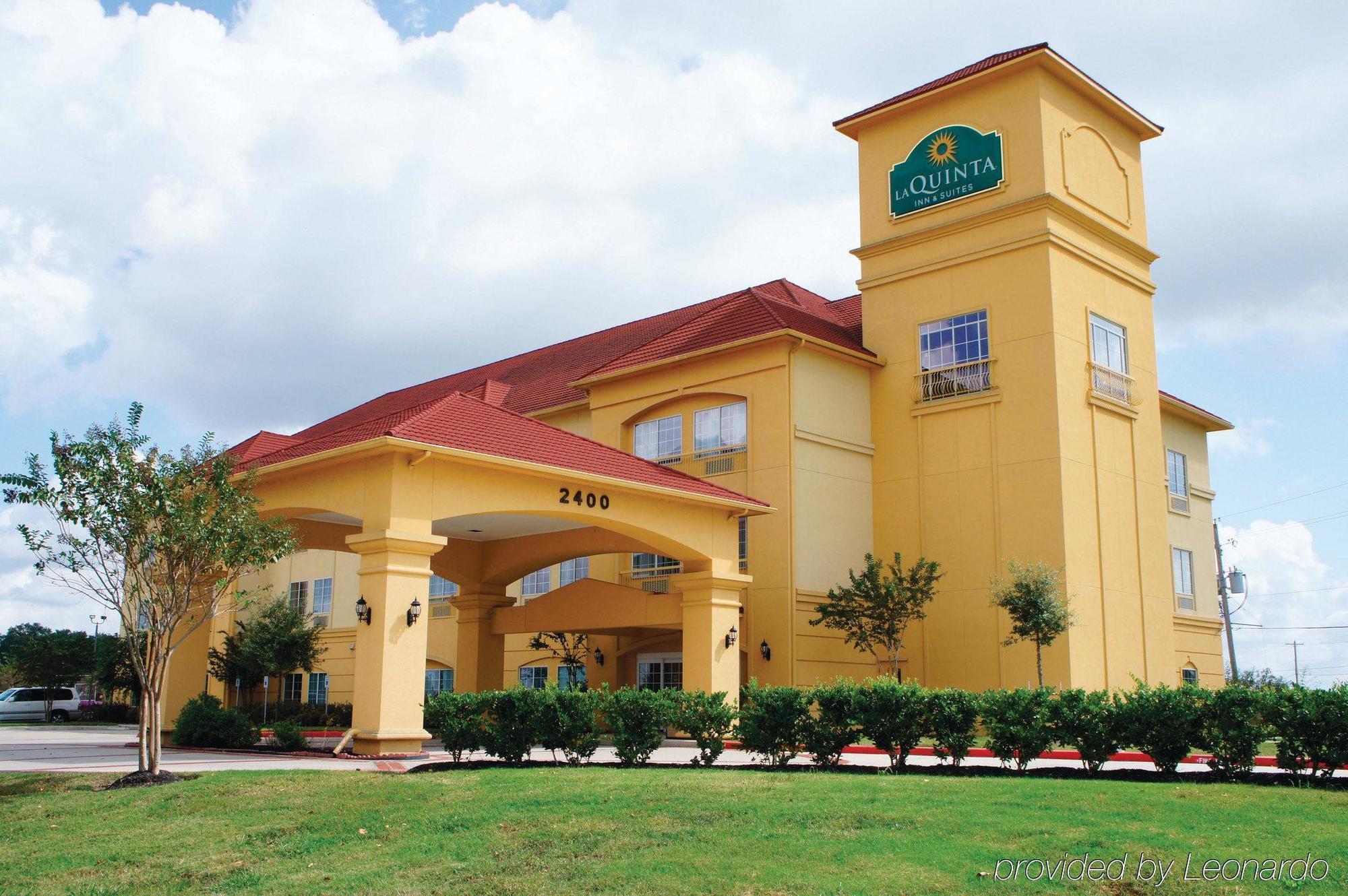 La Quinta By Wyndham Angleton Hotel Exterior photo